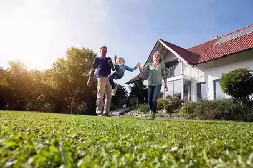 Famiglia in giardino libero da zanzare